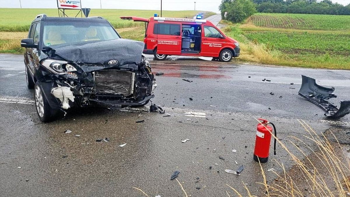 Zwei verletzte Personen und drei kaputte Autos, so die Bilanz eines Unfalls in Bad Tennstadt am Freitagabend.