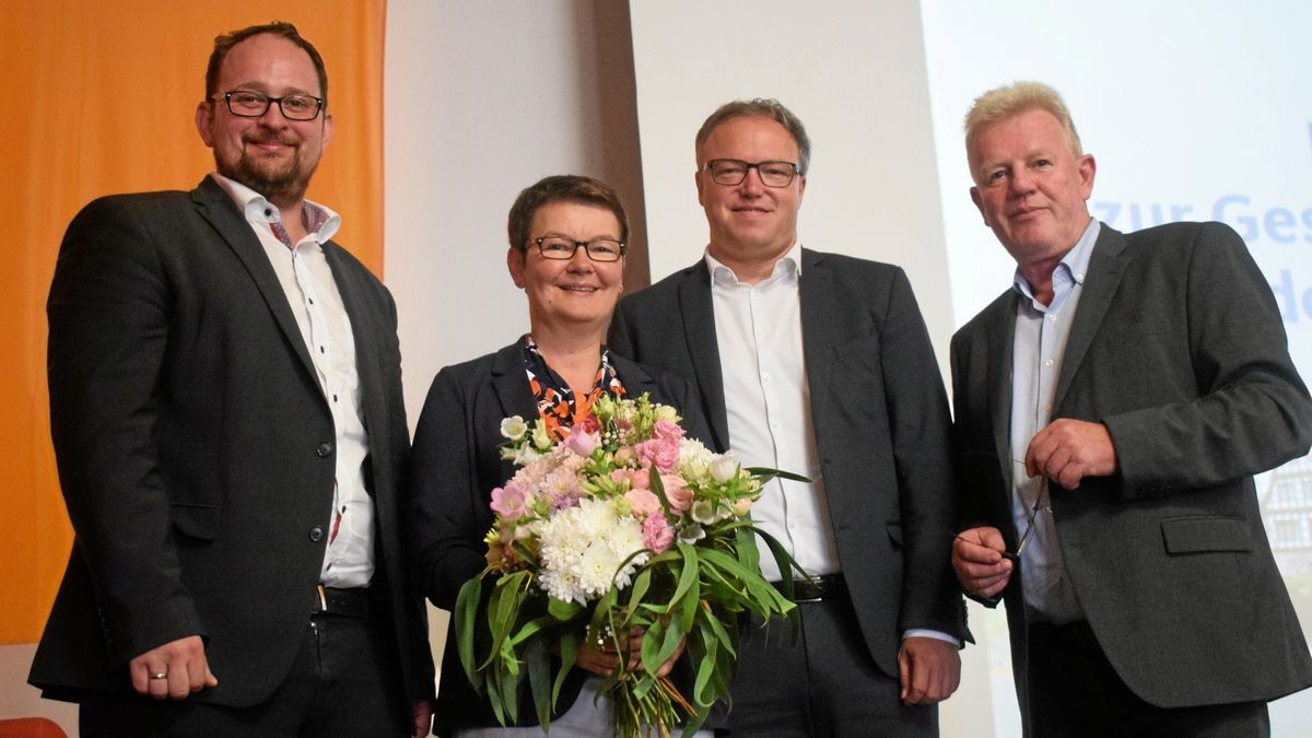 Marion Frant ist bei der Gesamtmitgliederversammlung der CDU Eichsfeld in Uder gegen zwei Mitbewerber angetreten. Kreischef Thadäus König (links), der Landesvorsitzende Mario Voigt und der stellvertretende Landrat Gerald Schneider (rechts) waren auch dabei.