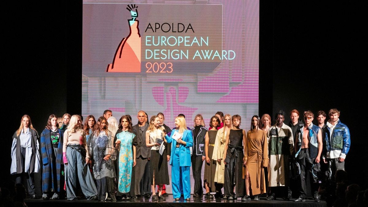 Finale in Apolda: Ein Teil der 23 gezeigten Kollektionen wurde am Ende des Abends, an dem der Apolda European Design Award im Mittelpunkt stand, nochmals auf der Showbühne versammelt.