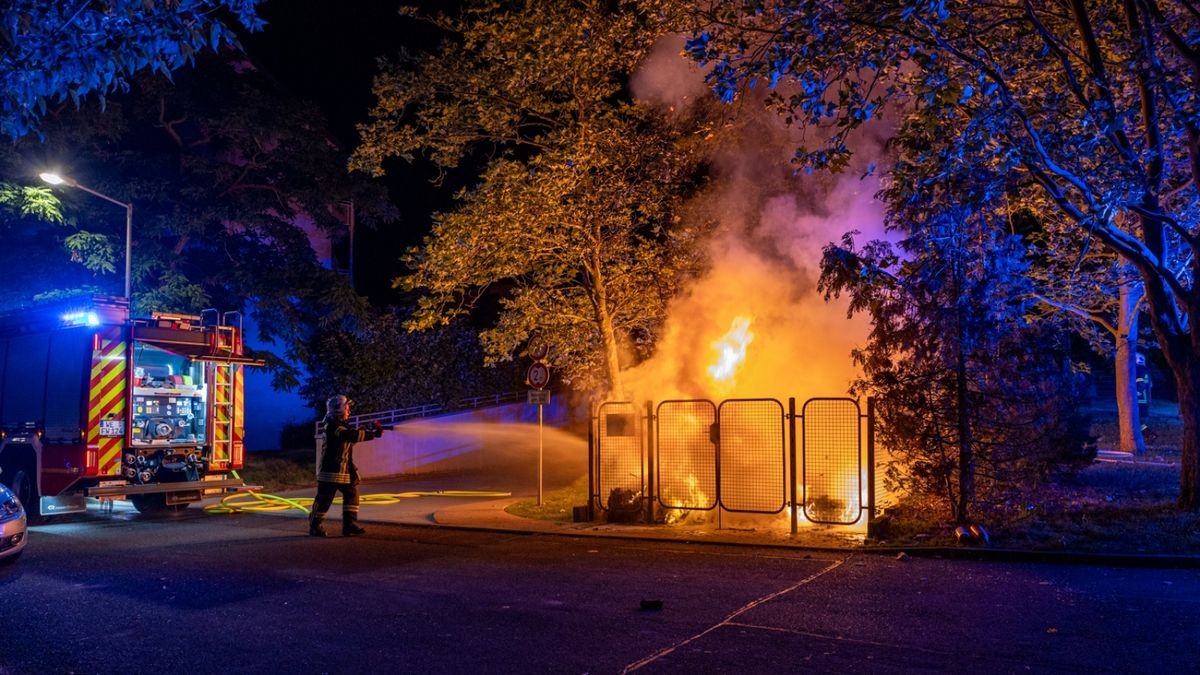 Gegen 2.20 Uhr kam es in der Heinrich-Jäde-Straße in Weimar zum Brand von mehreren Müllcontainern.  