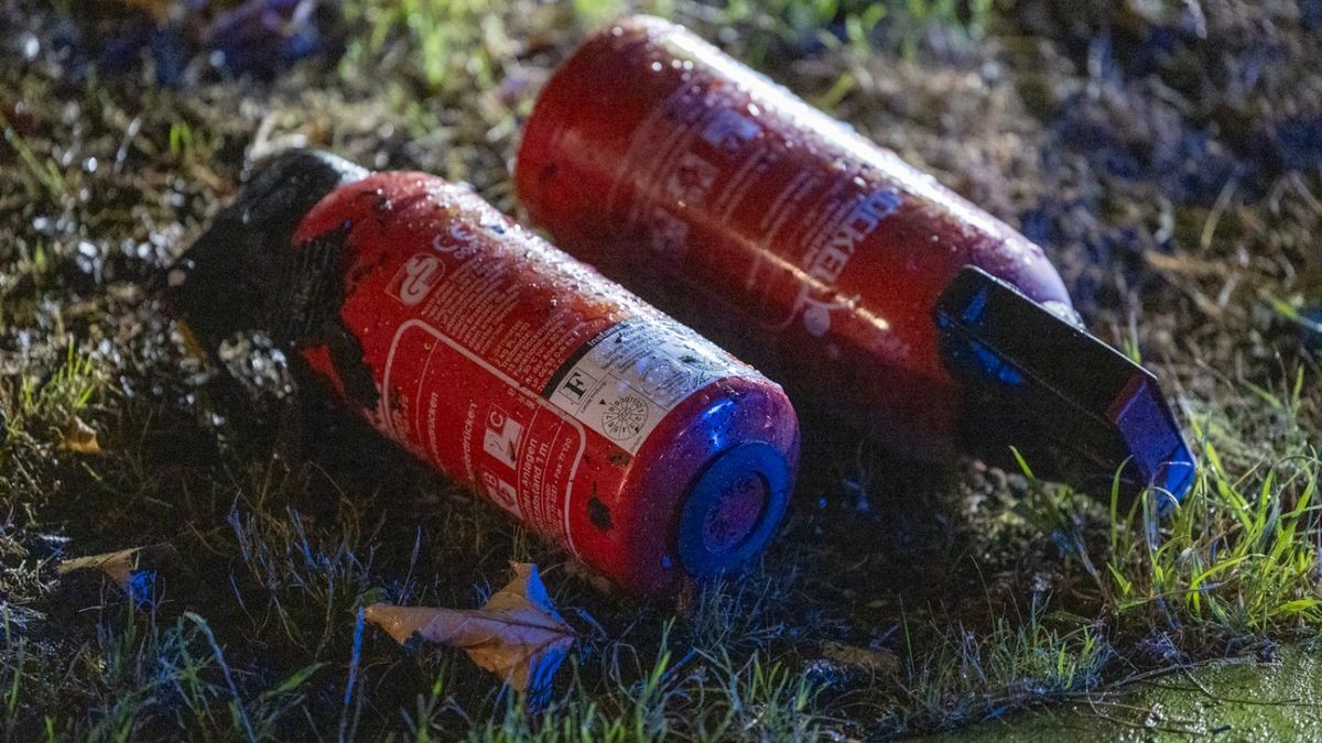 Trotz der schnellen Löschmaßnahmen der Feuerwehr brannten die sieben großen Müllcontainer komplett nieder. 