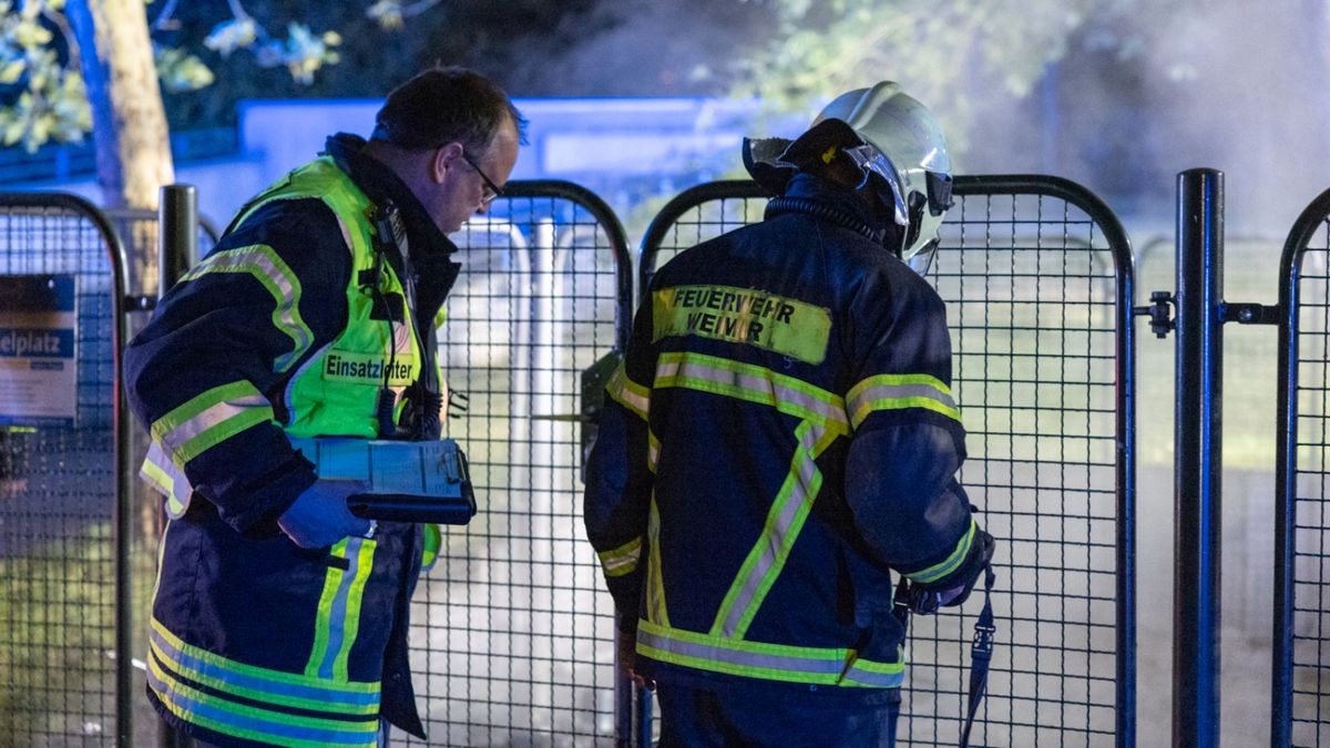 Teile der angrenzenden Bäume und Büsche wurden ebenfalls durch das Feuer in Mitleidenschaft gezogen. 