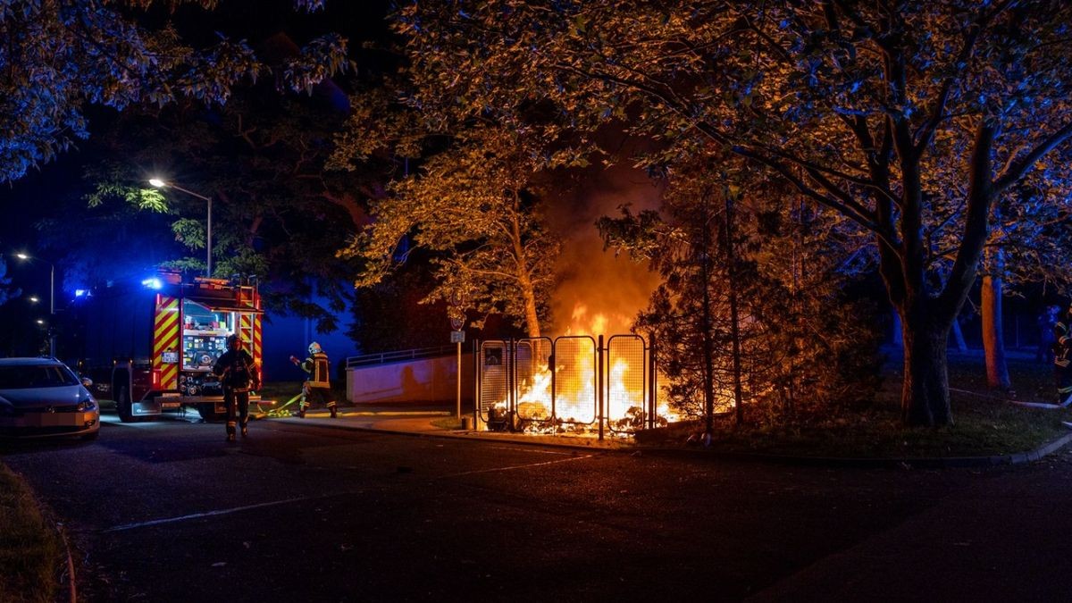 Erste Löschversuche durch die Polizei mit Feuerlöschern schlugen aufgrund der Größe der Flammen fehl. 