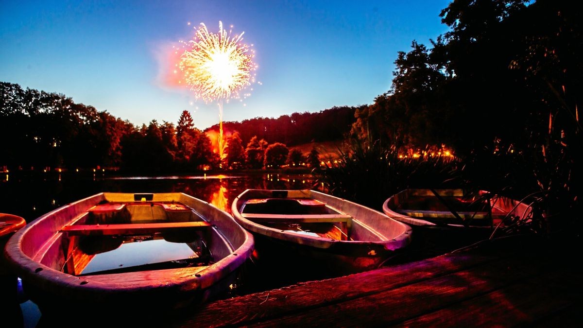 Teich steht in Neustadt in Flammen