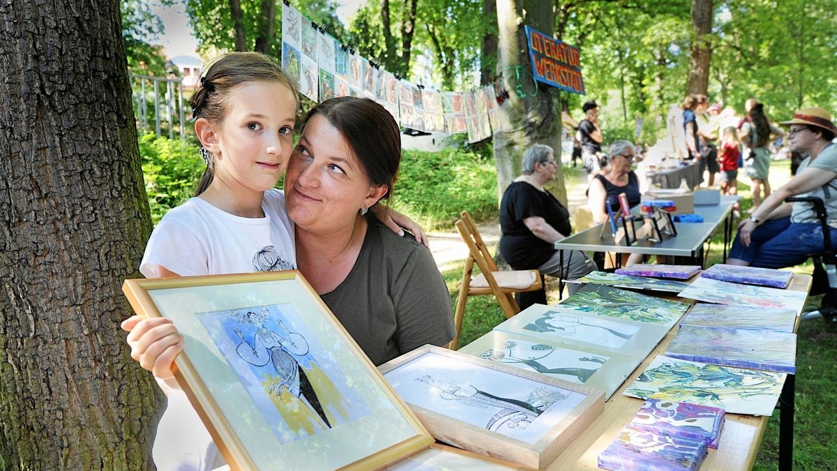 Elisaveta Samoilenko bot beim Parkfest des Neudietendorfer Krügervereins am Sonntag ihre Bilder an. Tochter Olha hatte mit ihrer Tanzgruppe einen Auftritt.