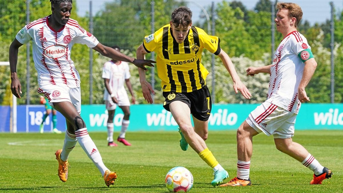 Noa-Gabriel Simic (Mitte) setzt sich im Bundesliga-Spiel der Dortmunder U19 im Mai gegen zwei Düsseldorfer durch.