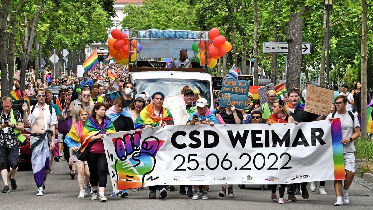 Vom Bahnhof zog die Weimarer CSD-Karawane 2022 über die Carl-August-Allee in Richtung Innenstadt. 