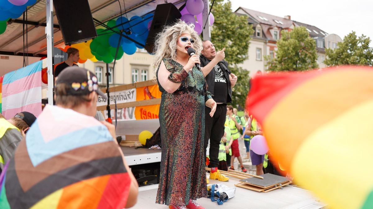 Angeführt von Moderatorin und Drag Queen Fatty Acid startete der große Demonstrationszug am Bahnhof und zog Richtung Theaterplatz.