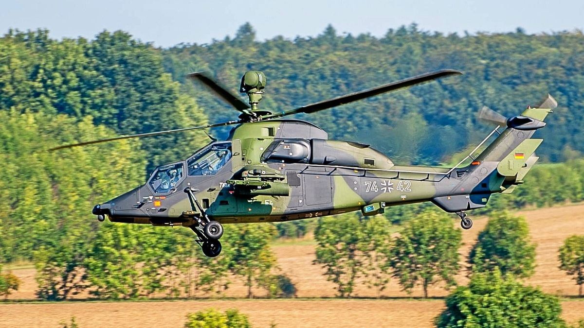 Das Foto aus dem Sommer 2015 zeigt einen Kampfhubschrauber Tiger der Bundeswehr im Tiefflug über der Gemarkung Lengefeld im Unstrut-Hainich-Kreis bei einem Ausbildungsflug.