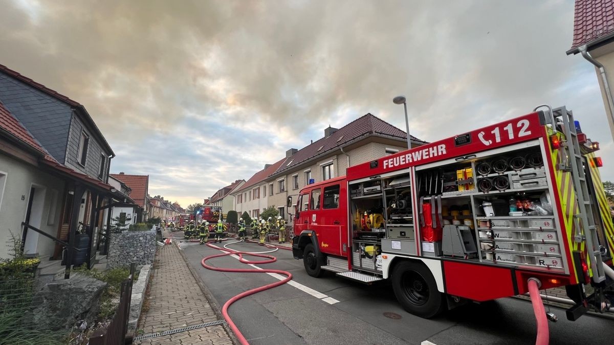 Neben der Berufsfeuerwehr waren mehrere freiwillige Feuerwehren aus Nordhäuser Ortsteilen im Einsatz, ebenso Rettungskräfte der Johanniter.