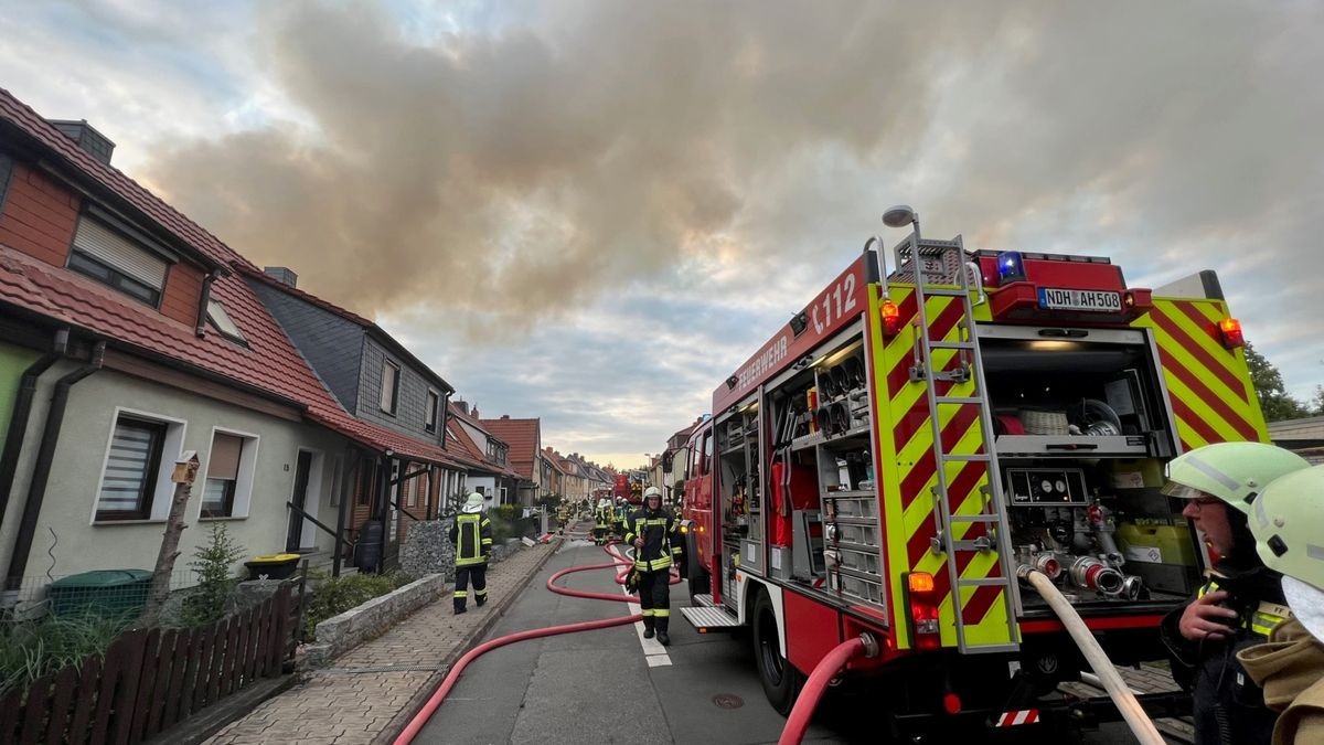 Alarmiert worden war die Feuerwehr zunächst wegen eines Schuppenbrandes.