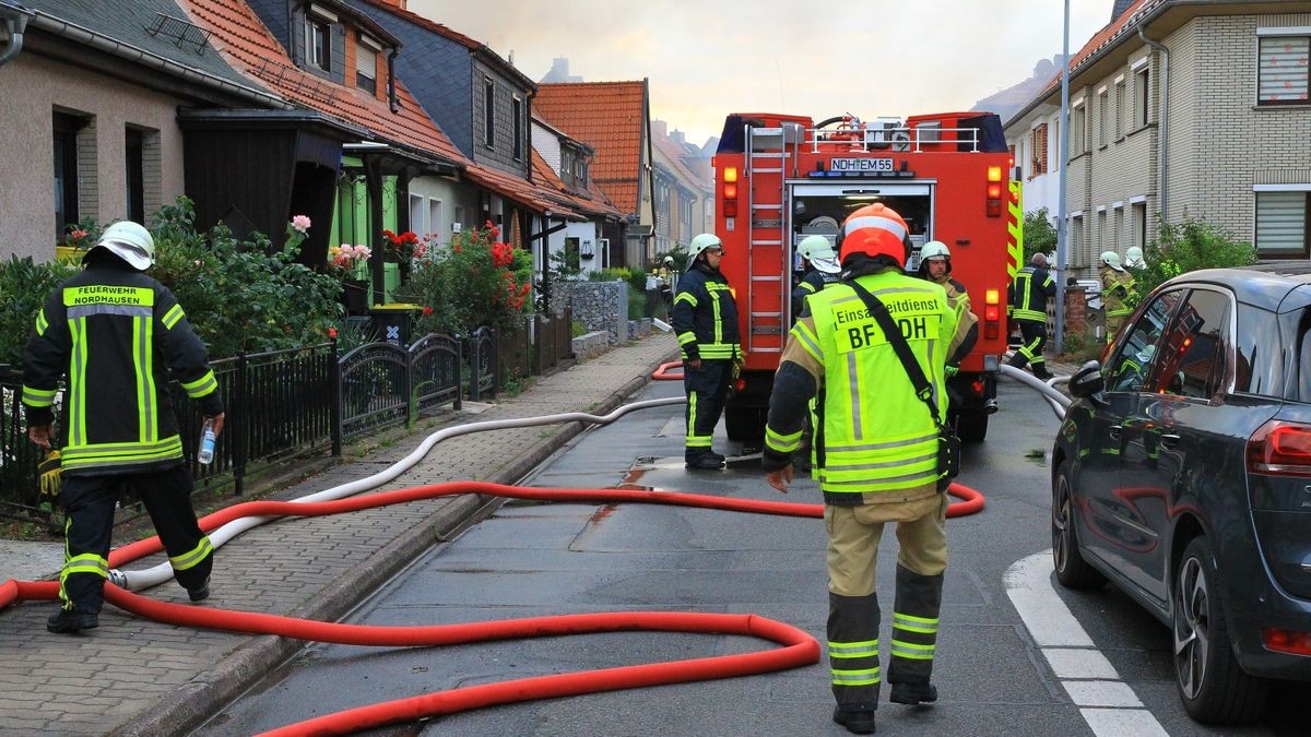 Im Nordhäuser Ortsteil Salza kam es am Montagabend zu einem Großbrand. Eine Person wurde verletzt. Zwei Häuser sind derzeit unbewohnbar.