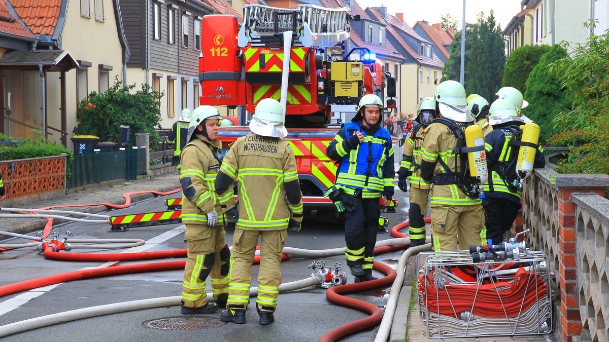 Im Nordhäuser Ortsteil Salza kam es am Montagabend zu einem Großbrand. Eine Person wurde verletzt. Zwei Häuser sind derzeit unbewohnbar.