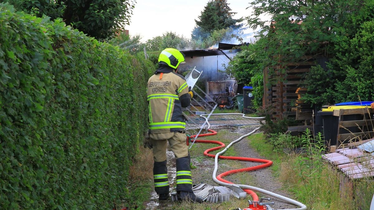 Im Nordhäuser Ortsteil Salza kam es am Montagabend zu einem Großbrand. Eine Person wurde verletzt. Zwei Häuser sind derzeit unbewohnbar.