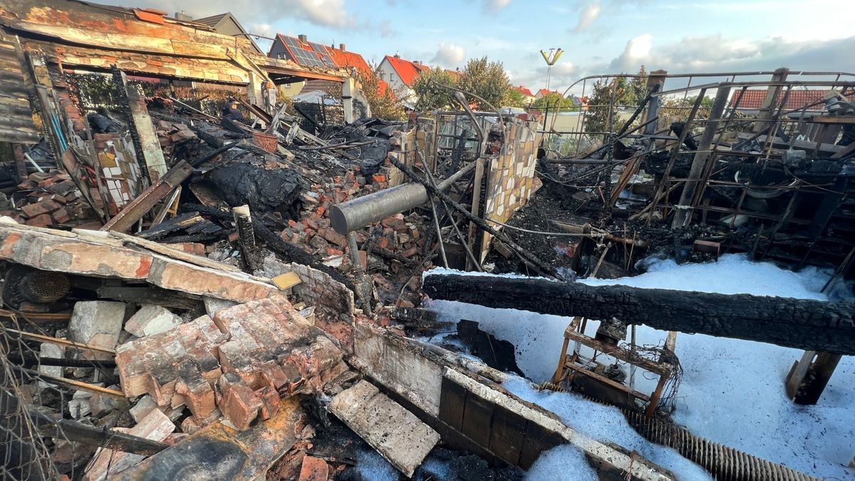 Nachdem zunächst auf dem Dach des Carports ein Feuer ausgebrochen war, griffen die Flammen auf ein Nebengebäude über und beschädigten zwei Häuser.