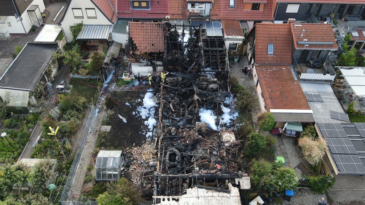 Luftaufnahmen einer Drohne zeigen das Ausmaß der Zerstörung, die ein Brand am Abend des 3. Juli 2023 in der Kantstraße in Nordhausen Salza angerichtet hat.