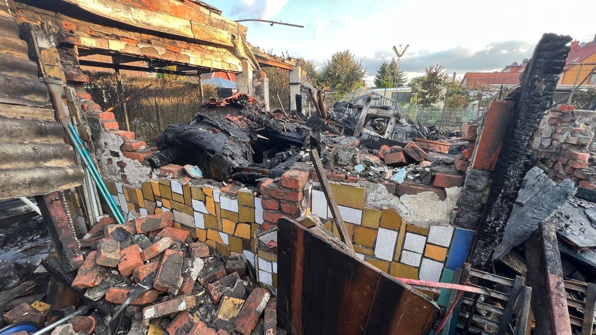 Bis in den Dienstagmorgen waren die Einsatzkräfte der Feuerwehr mit dem Löschen der immer wieder aufkeimenden Glutnester beschäftigt. 