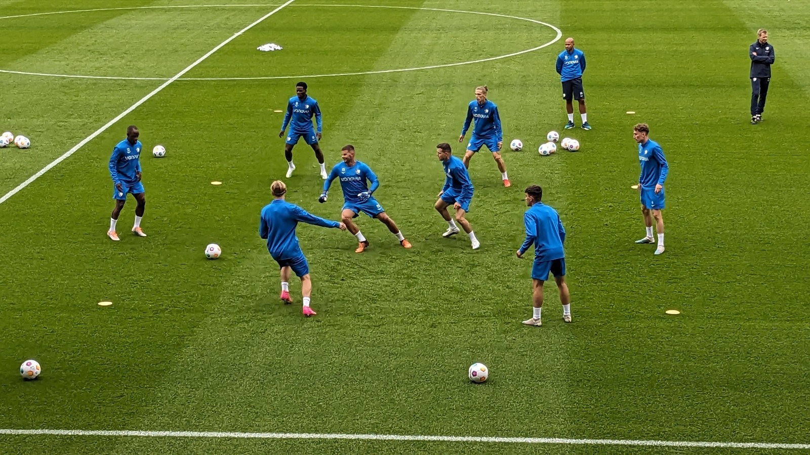 VfL Bochum 1500 Fans feiern Team beim Trainingsauftakt