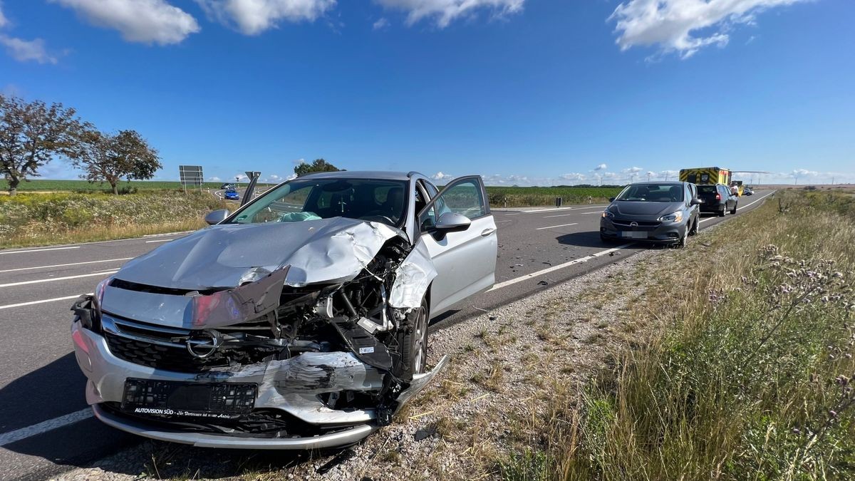 Zwei Personen wurden bei dem Unfall schwer verletzt.