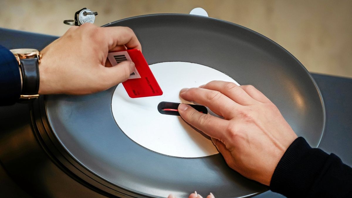 Abgeordnete werfen im Bundestag ihre Stimmkarte in der namentlichen Abstimmung zur Suizidhilfe ein.