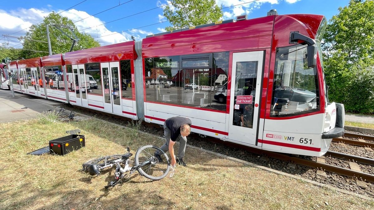 Ein Radfahrer wurde in Erfurt von einer Straßenbahn erfasst.