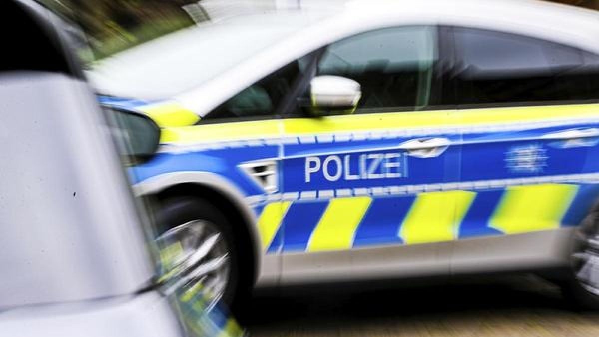 Das Polizeiauto stieß mit dem Pkw eines 61-Jährigen zusammen. (Symbolbild)