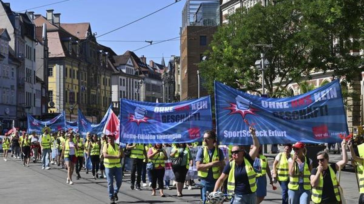 Mitarbeiter aus dem Einzel- und Versandhandel Thüringens nehmen an einer Streikkundgebung und Demonstration teil. 