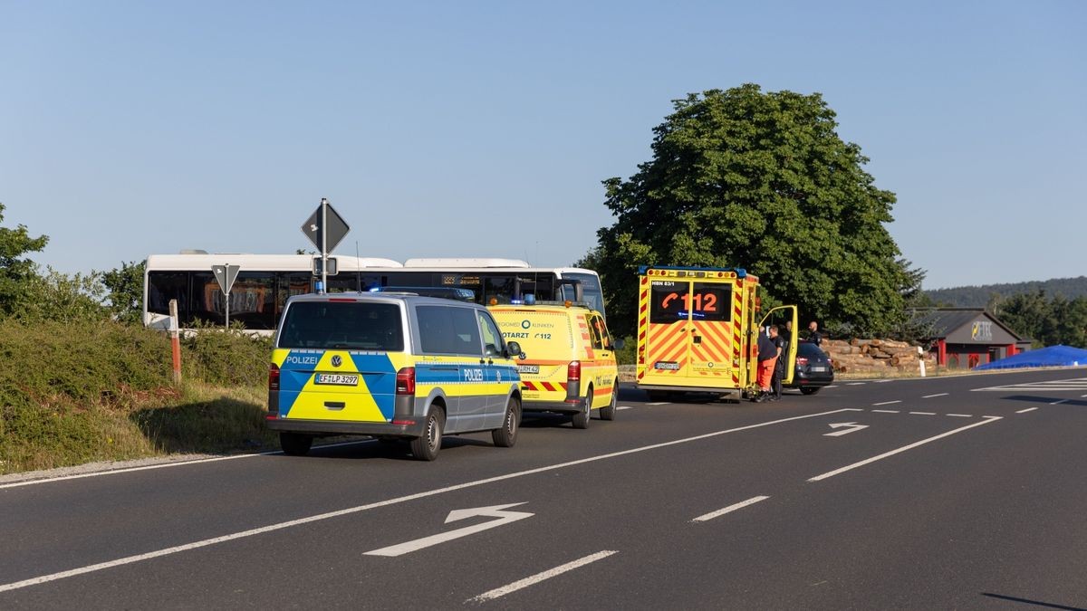 Ein abbiegender Autofahrer übersah den Mopedfahrer und prallte mit seinem Fahrzeug frontal mit diesem zusammen. 