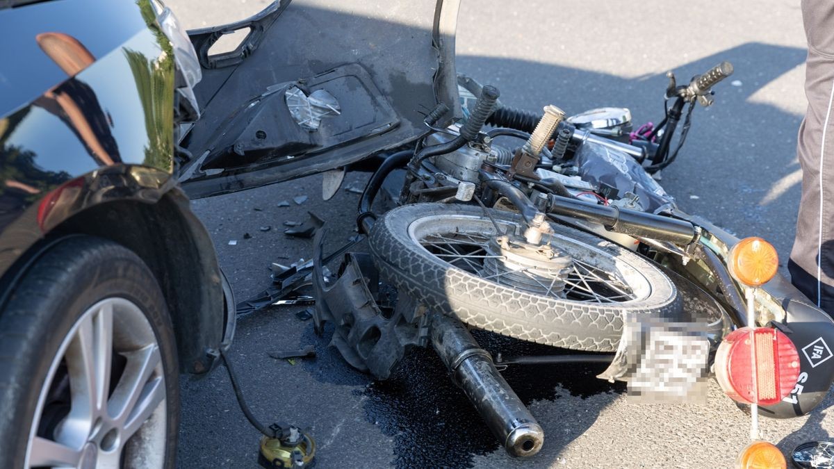 Laut ersten Informationen hatte ein abbiegender Autofahrer den Mopedfahrer übersehen. 