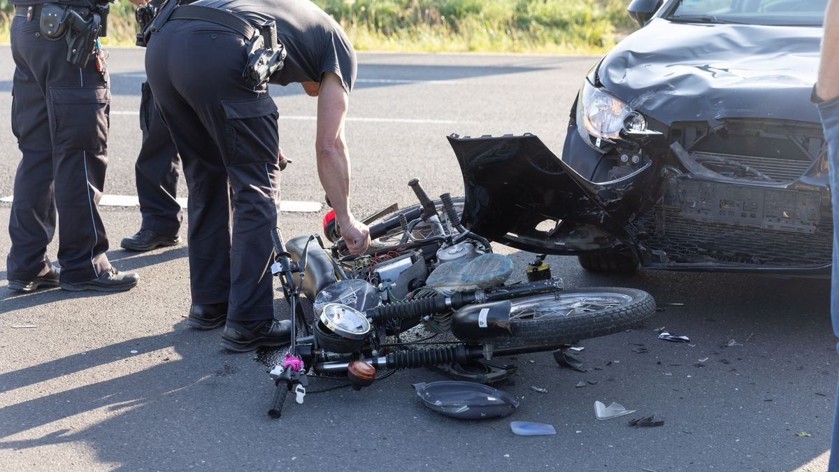 Ein abbiegender Autofahrer übersah den Mopedfahrer und prallte mit seinem Fahrzeug frontal mit diesem zusammen. 