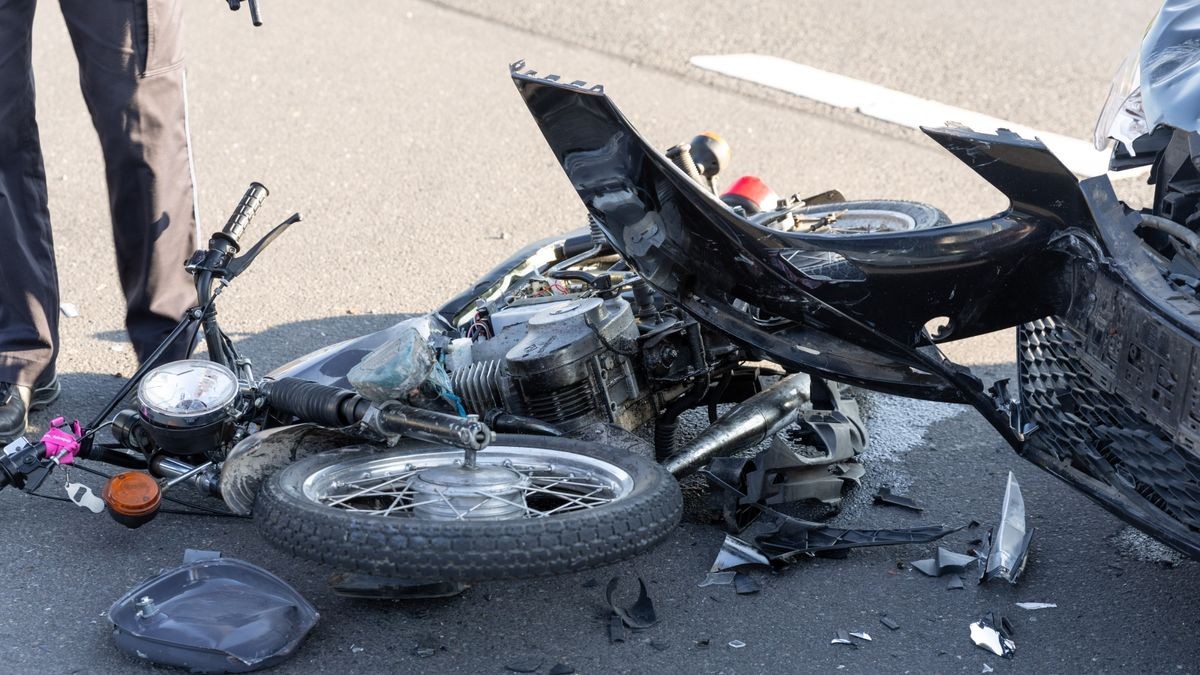 Der Mopedfahrer wurde bei dem Zusammenprall lebensgefährlich verletzt. 