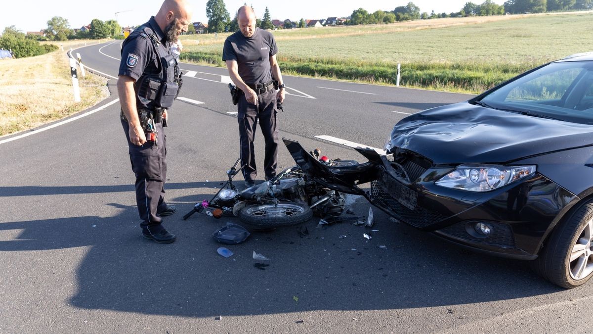 Ein abbiegender Autofahrer übersah den Mopedfahrer und prallte mit seinem Fahrzeug frontal mit diesem zusammen. 