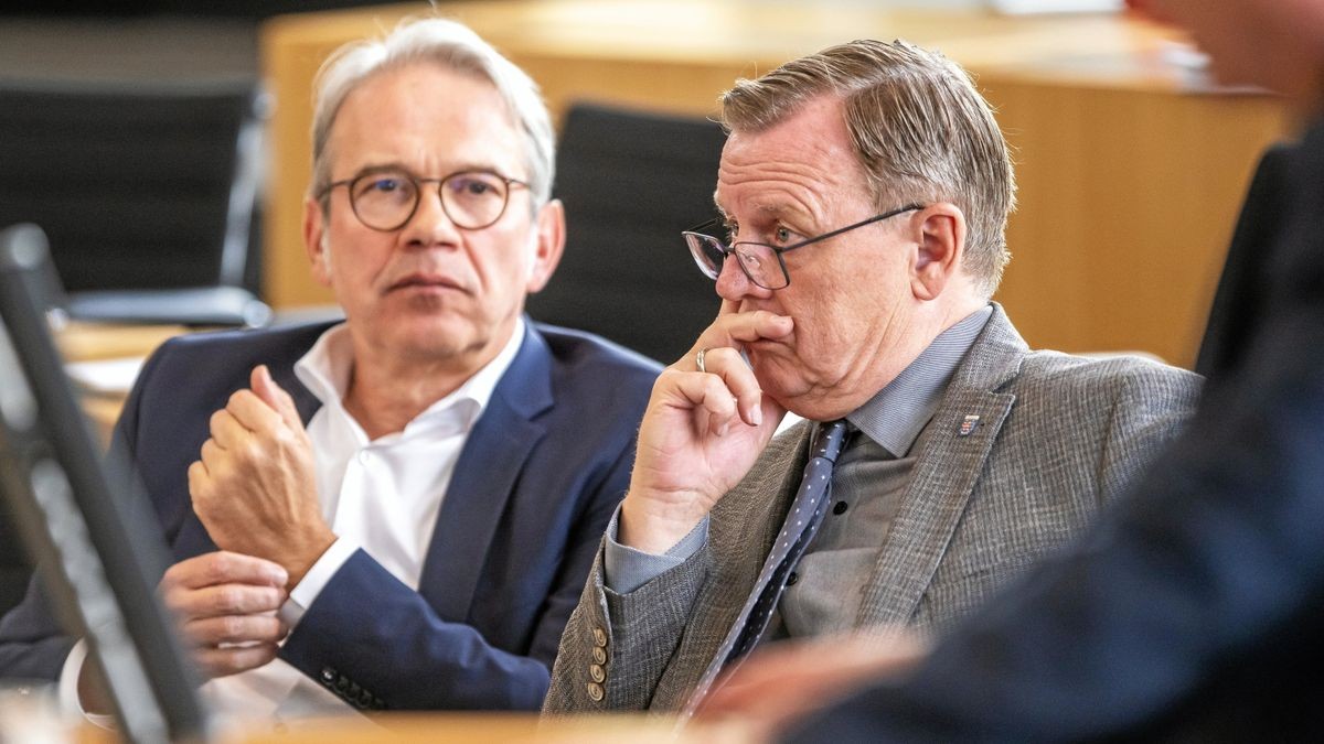 Es gab schon bessere Aussichten: Ministerpräsident Bodo Ramelow (Die Linke) dieser Woche im Landtag. Links daneben SPD-Landeschef und Innenminister Georg Maier.