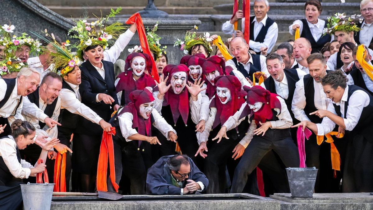 Die Domstufenfestspiele haben begonnen. Die Oper „Fausts Verdammnis“ von Hector Berlioz erlebte am Freitag, 7. Juli, ihre Premiere. Im Foto Christophe Berry als Faust (Mitte). 