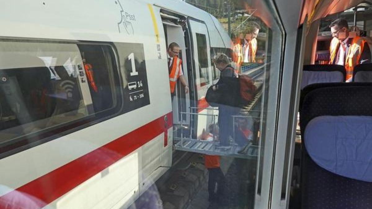 Großbreitenbach: Auf der Oelzetalbrücke steigen die Fahrgäste eines defekten ICE über den Steg in einen parallel gestellten ICE um. 