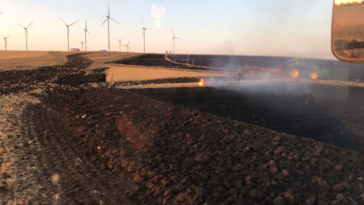 Auch ein Mähdrescher stand in Vollbrand.