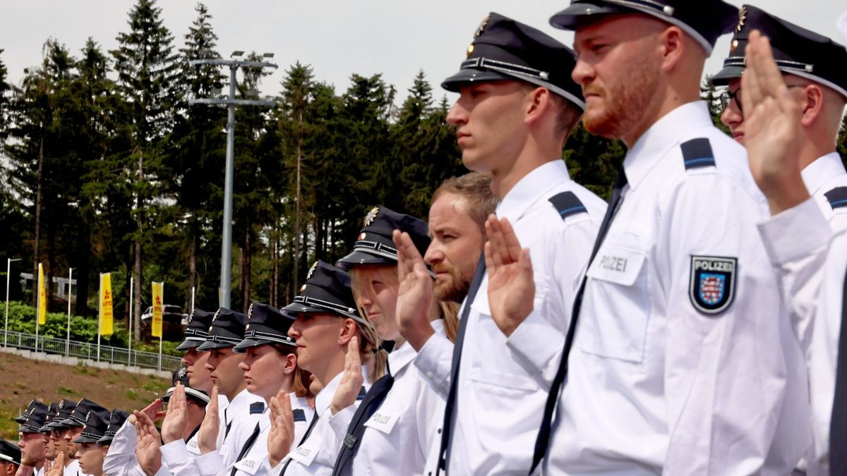 Am Samstag wurden 500 Anwärterinnen und Anwärter der Polizei in Oberhof auf die Thüringer Verfassung und das Grundgesetz eingeschworen 