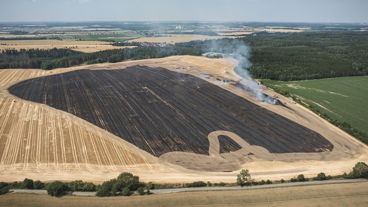 Durch den Wind konnte sich das Feuer schnell ausbreiten, wodurch die Landmaschine komplett ausgebrannte.