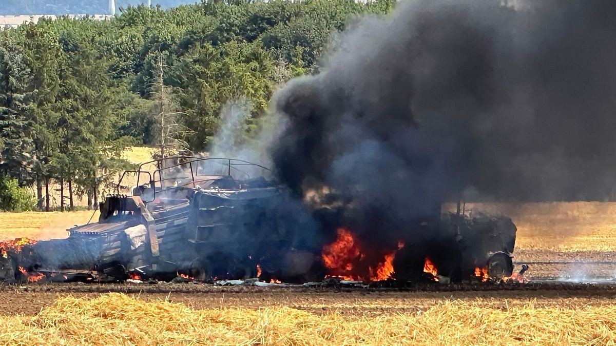 Trotz eines sofortigen Löschangriffs konnte nicht verhindert werden dass die landwirtschaftliche Maschine komplett ausbrannte.