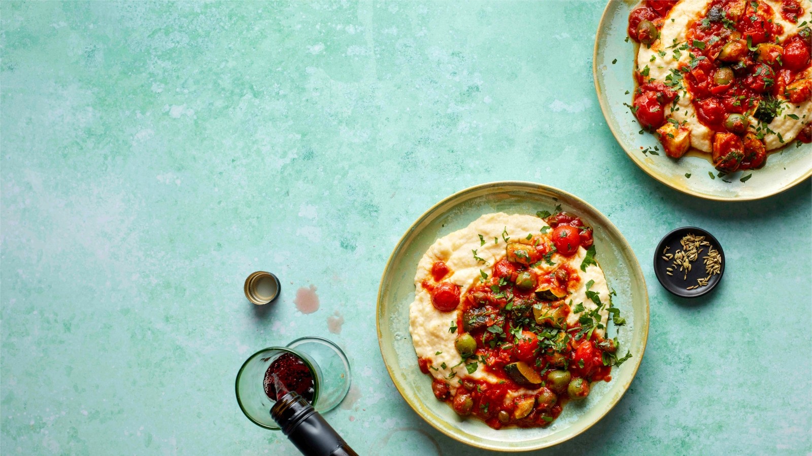 Vegetarische Zucchini puttanesca mit cremiger Parmesan-Polenta