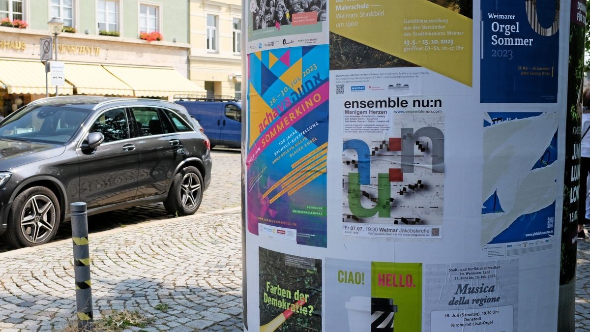 An der Litfaßsäule links ein Poster der Achava-Festspiele, das Intendant Martin Kranz nach den antisemitischen Schmierereien bereits am Sonntag überklebt hat. Rechts ein Plakat des Yiddish Summer, das mutmaßlich nach der Schmiererei jemand entfernt hat.