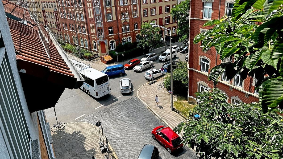 Wegen einer Baustelle in der Bergstraße Ecke Nordhäuser Straße fahren nun viele Autos durch die Albrechtstraße. Das kommt teils zu vollen Kreuzungen und absurden Situationen.