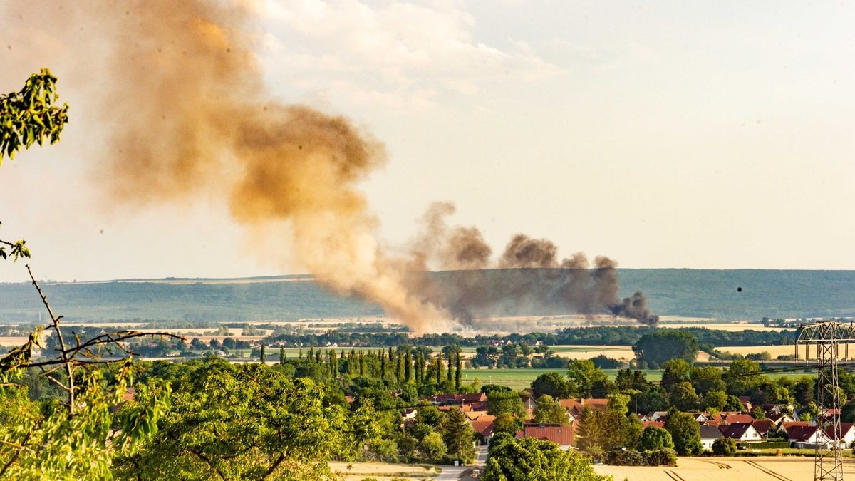 Gegen 19.30 Uhr war aus bisher ungeklärter Ursache ein Mähdrescher in Flammen aufgegangen und komplett ausgebrannt. 