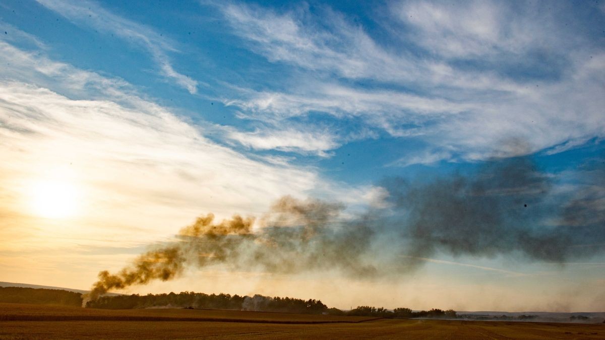 Am Dienstagabend kamen mehrere Feuerwehren im Unstrut-Hainich-Kreis bei einem Brand auf einem Feld zum Einsatz.