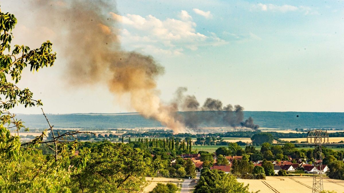 Am Dienstagabend kamen mehrere Feuerwehren im Unstrut-Hainich-Kreis bei einem Brand auf einem Feld zum Einsatz.