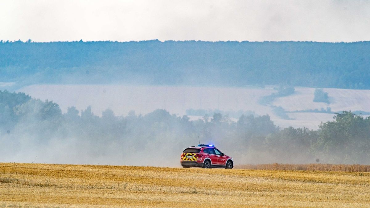 Am Dienstagabend kamen mehrere Feuerwehren im Unstrut-Hainich-Kreis bei einem Brand auf einem Feld zum Einsatz.