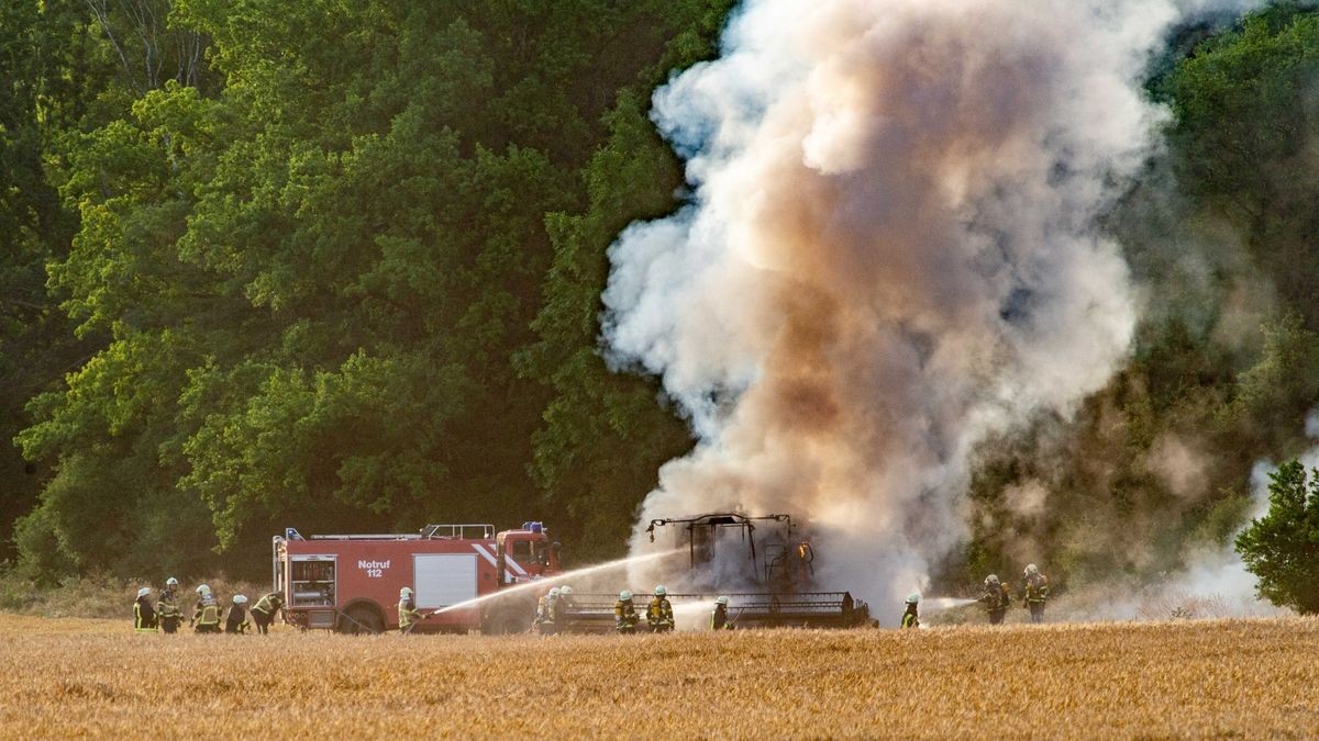 Am Dienstagabend kamen mehrere Feuerwehren im Unstrut-Hainich-Kreis bei einem Brand auf einem Feld zum Einsatz.