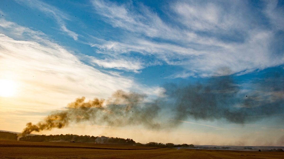 Am Dienstagabend kamen mehrere Feuerwehren im Unstrut-Hainich-Kreis bei einem Brand auf einem Feld zum Einsatz.