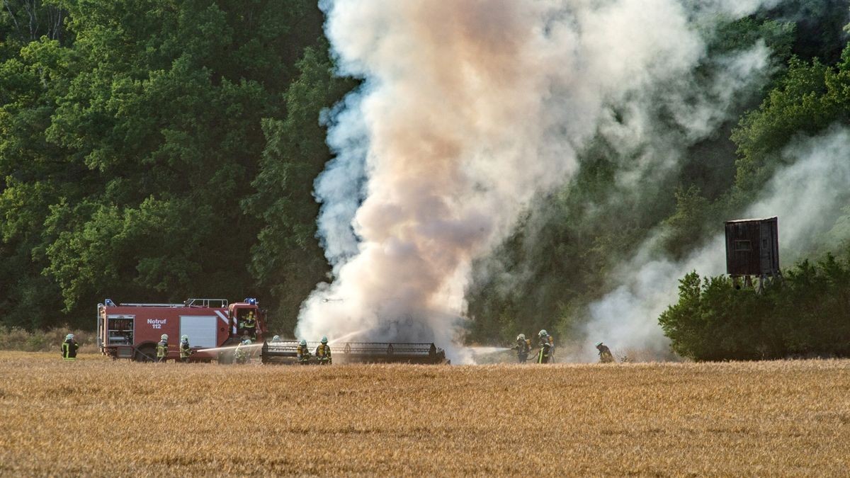 Am Dienstagabend kamen mehrere Feuerwehren im Unstrut-Hainich-Kreis bei einem Brand auf einem Feld zum Einsatz.