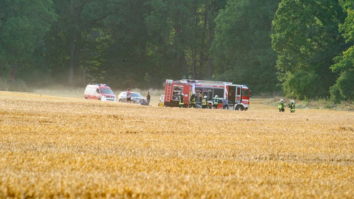 Am Dienstagabend kamen mehrere Feuerwehren im Unstrut-Hainich-Kreis bei einem Brand auf einem Feld zum Einsatz.